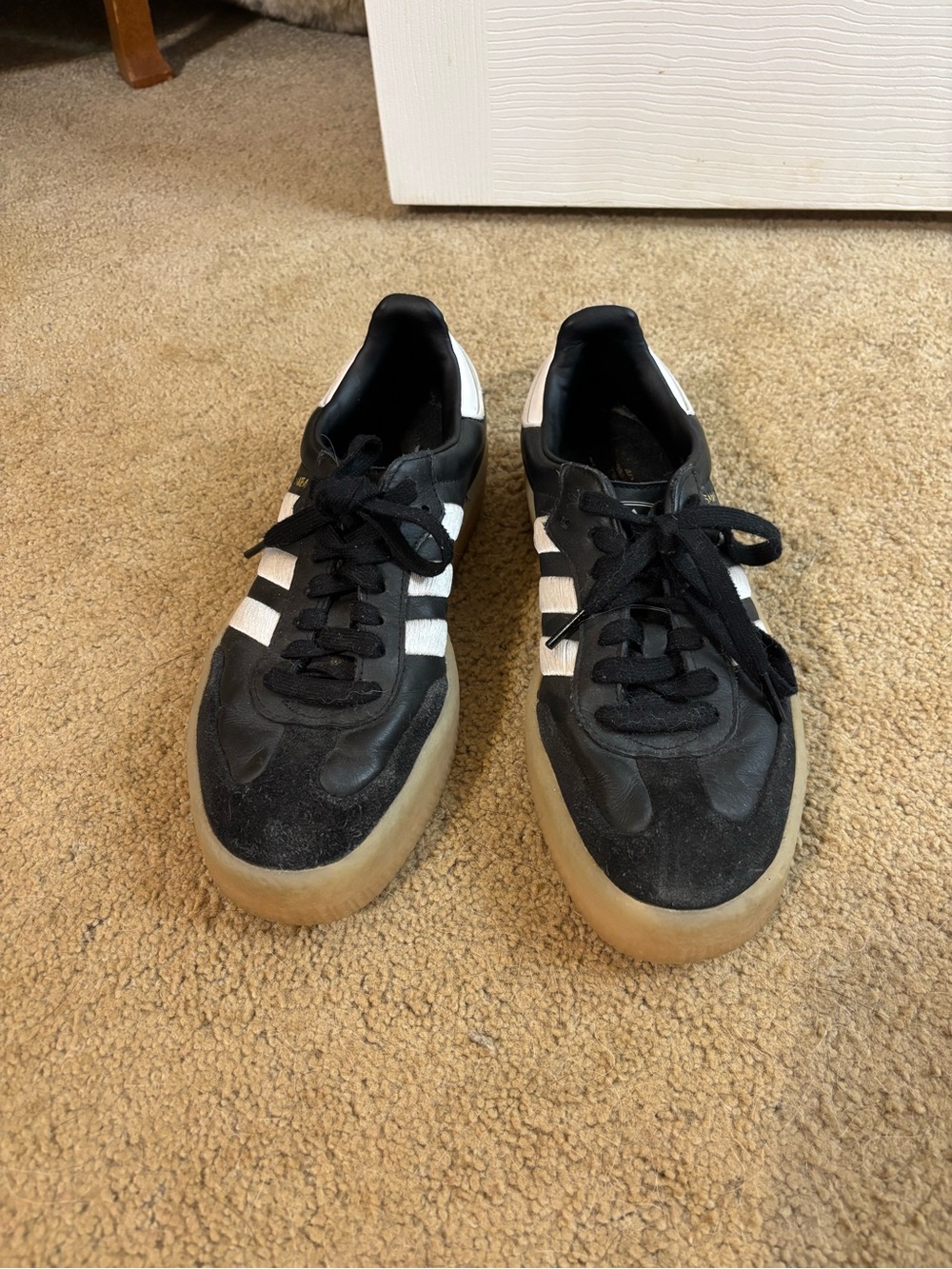 Women’s black and white sambas